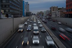 Москвичей на летней резине призвали временно отказаться от машин