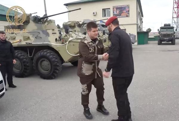 В Чечне показали герб России без крестов. Необычную деталь заметили во время очередного награждения Адама Кадырова