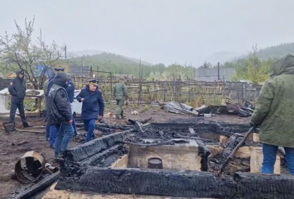 «Шокирующая ситуация». Российский подросток зарезал знакомых на даче и поджег дом. Он мог сделать это из-за безответной любви