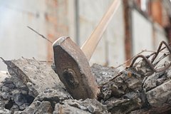 Мигрант избил кувалдой рабочих в российском городе из-за шума