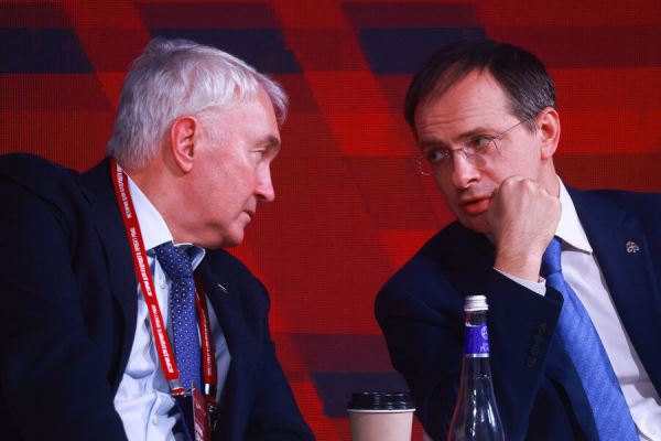 «Он им аргумент, а им крыть нечем». Почему Мединского не хотят видеть на переговорах