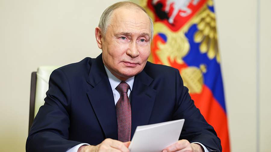 Путин поручил обновить стратегию развития Арктической зоны