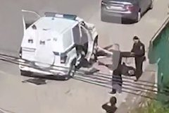 В Махачкале совершено вооруженное нападение на экипаж ДПС. Один полицейский погиб, два бандита ликвидированы, двое других скрылись