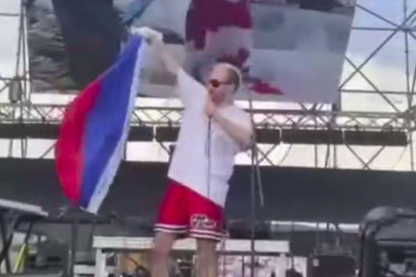 «Чего не сделает безмозглый для самоудовлетворения». Грузинский певец осквернил флаг России