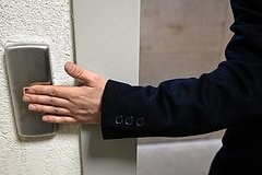 Россиянин залил газовым баллончиком глухонемых в лифте