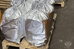 Больше тонны прекурсоров наркотиков пытались ввезти в Россию под видом одежды