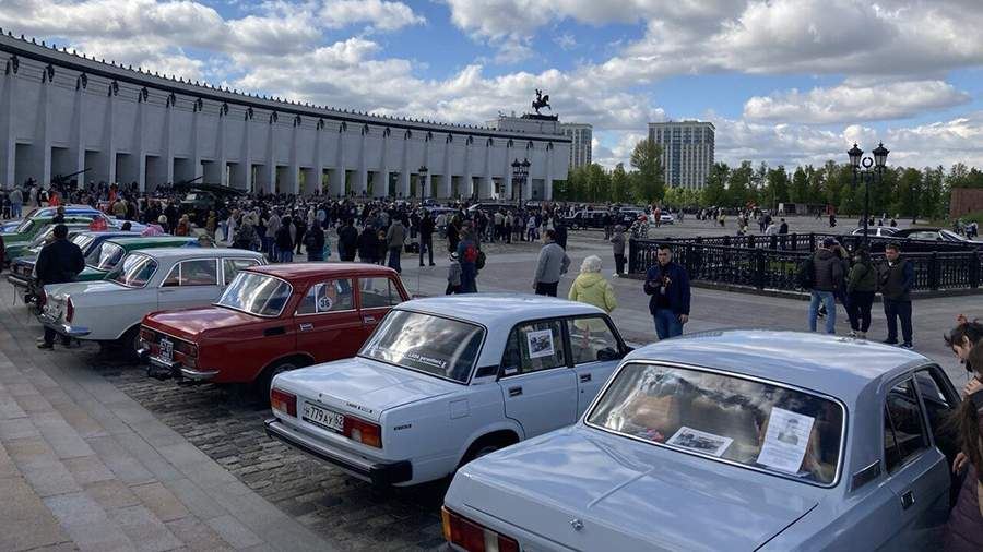 Более 300 автомобилей завершили автопробег около Музея Победы