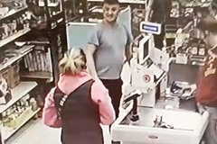 Россиянин назвал себя участником СВО и жестко избил стоявшую с ним в очереди женщину