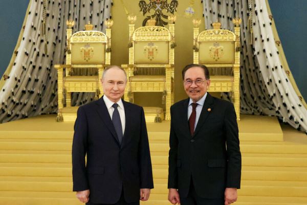 «Попаду в неприятности»: премьер Малайзии испугался реакции жены после загадки от Путина