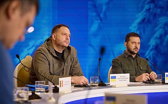 Politico раскрыло роли Ермака и Зеленского в их отношениях друг с другом